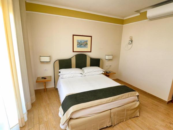 Hotel Tourist : photo 9 de la chambre chambre double classique avec balcon