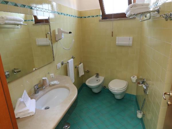 Hotel Tourist : photo 1 de la chambre chambre double classique avec balcon