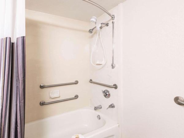 La Quinta Inn & Suites by Wyndham San Antonio Riverwalk : photo 6 de la chambre chambre double avec 2 lits doubles - accessible aux personnes à mobilité réduite