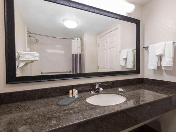 La Quinta Inn & Suites by Wyndham San Antonio Riverwalk : photo 6 de la chambre chambre double avec 2 lits doubles