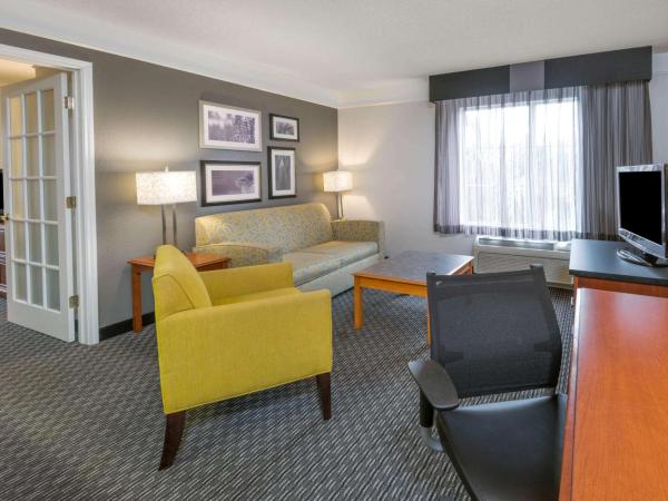La Quinta Inn & Suites by Wyndham San Antonio Riverwalk : photo 4 de la chambre suite lit king-size deluxe - non-fumeurs