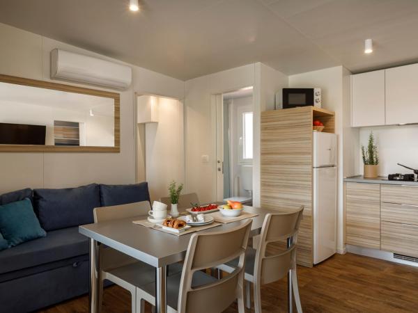 Maistra Camping Amarin Mobile homes : photo 4 de la chambre mobile home familial supérieur - relax
