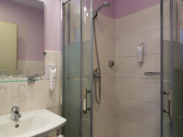 Urban Style, Hôtel Le Cheval Noir, Saint-Étienne : photo 1 de la chambre chambre quadruple