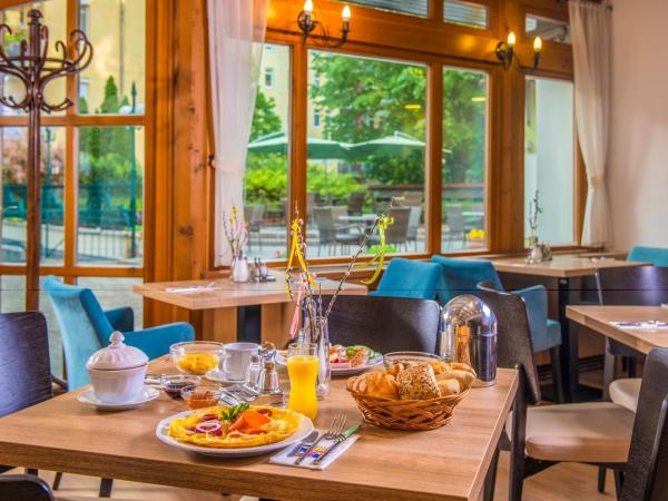 Corvin Hotel Budapest Sissi Wing : photo 7 de la chambre chambre triple