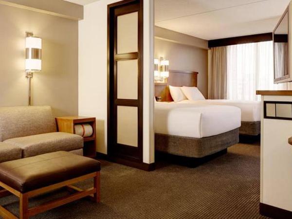 Hyatt Place Nashville Airport : photo 1 de la chambre chambre avec 2 lits doubles et canapé-lit