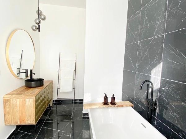 La Maison de Reina : photo 10 de la chambre chambre double deluxe avec baignoire