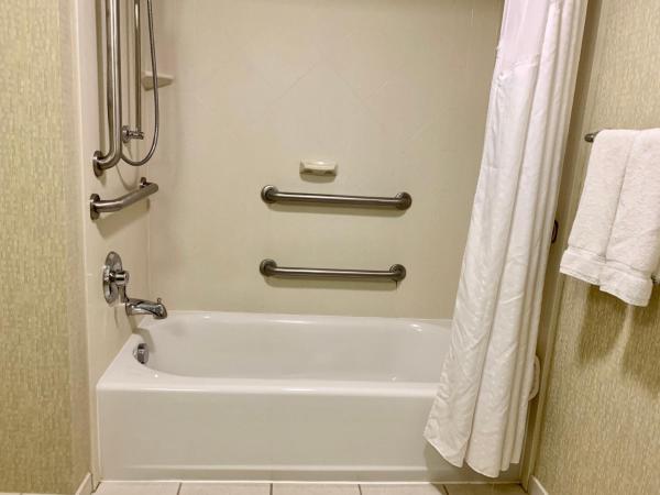 Holiday Inn & Suites Virginia Beach - North Beach, an IHG Hotel : photo 5 de la chambre chambre lit king-size standard - accessible aux personnes à mobilité réduite