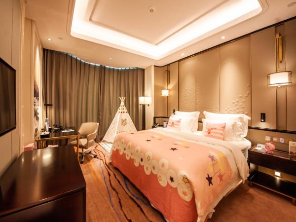 Wyndham Qingdao : photo 3 de la chambre elegant family room with king bed