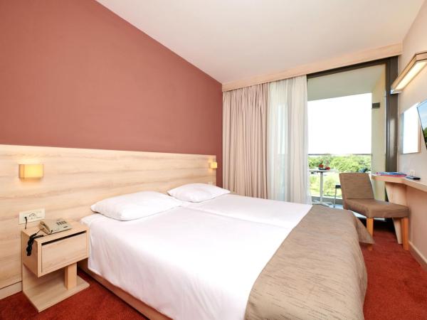 Hotel Materada Plava Laguna : photo 9 de la chambre chambre familiale classique communicante avec balcon - côté parc