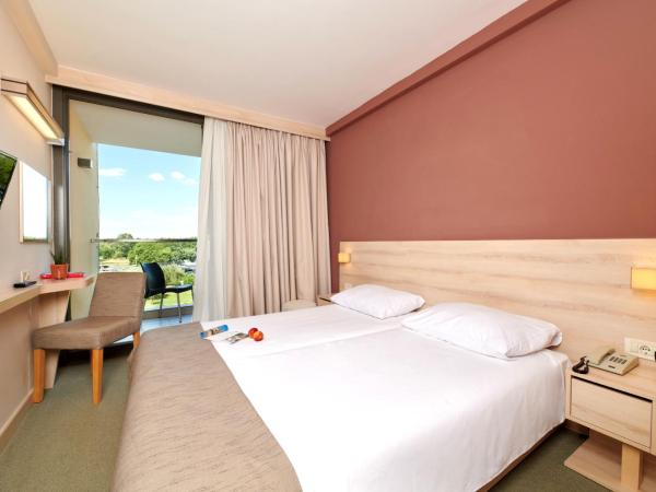 Hotel Materada Plava Laguna : photo 1 de la chambre chambre familiale classique communicante avec balcon - côté parc