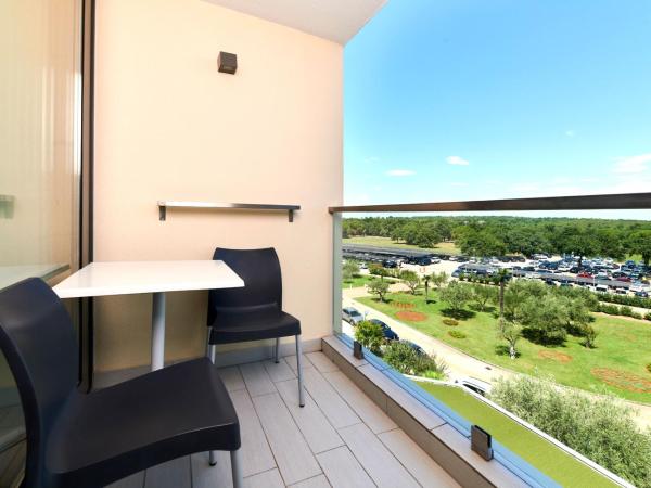 Hotel Materada Plava Laguna : photo 4 de la chambre chambre classique avec balcon - côté parc