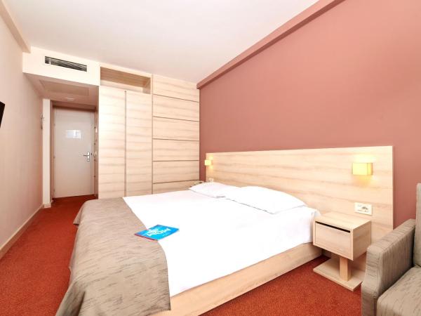 Hotel Materada Plava Laguna : photo 2 de la chambre chambre classique avec canapé-lit et balcon - côté parc