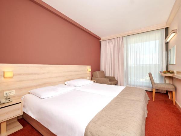 Hotel Materada Plava Laguna : photo 1 de la chambre chambre classique avec canapé-lit et balcon - côté parc