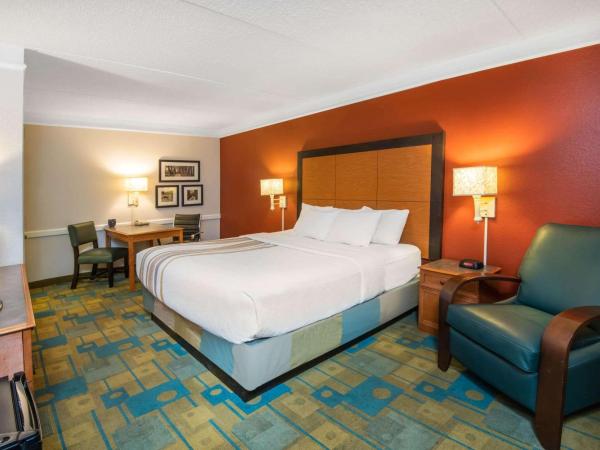 La Quinta Inn by Wyndham Colorado Springs Garden of the Gods : photo 1 de la chambre chambre lit king-size premier