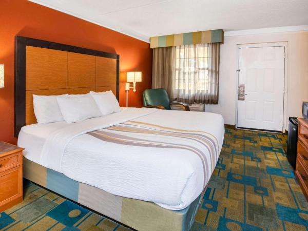 La Quinta Inn by Wyndham Colorado Springs Garden of the Gods : photo 2 de la chambre chambre lit king-size - accessible aux personnes à mobilité réduite