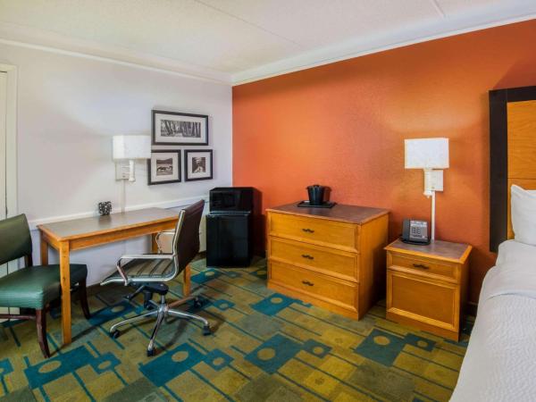 La Quinta Inn by Wyndham Colorado Springs Garden of the Gods : photo 7 de la chambre chambre lit king-size premier