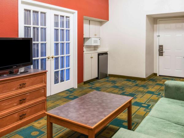 La Quinta Inn by Wyndham Colorado Springs Garden of the Gods : photo 2 de la chambre suite lit king-size – non-fumeurs