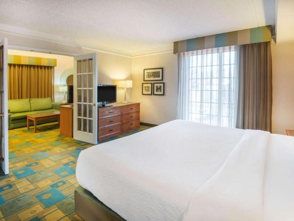 La Quinta Inn by Wyndham Colorado Springs Garden of the Gods : photo 4 de la chambre suite lit king-size – non-fumeurs