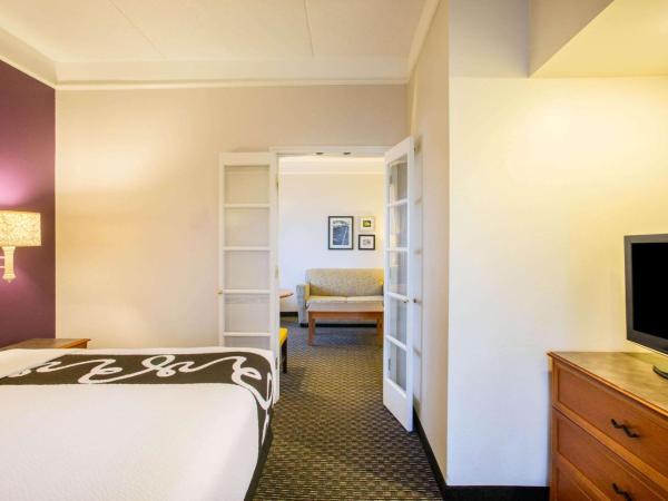 La Quinta by Wyndham St. Louis Westport : photo 1 de la chambre suite lit king-size deluxe - non-fumeurs