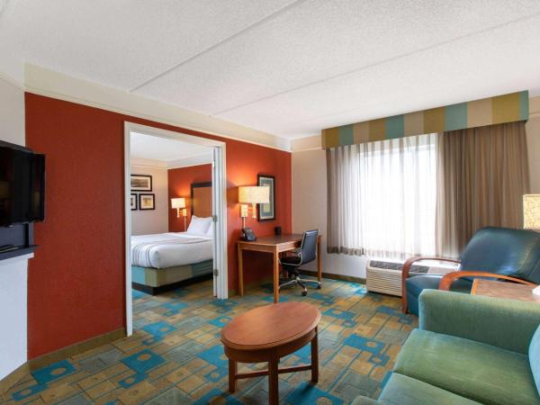 La Quinta by Wyndham Jacksonville Butler Blvd : photo 2 de la chambre suite lit king-size