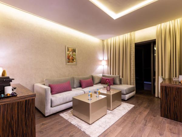 Nour Plazza Hotel : photo 10 de la chambre suite deluxe avec lit king-size