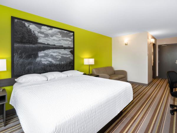 Super 8 by Wyndham Winnipeg East MB : photo 4 de la chambre chambre lit king-size avec canapé-lit - non-fumeurs