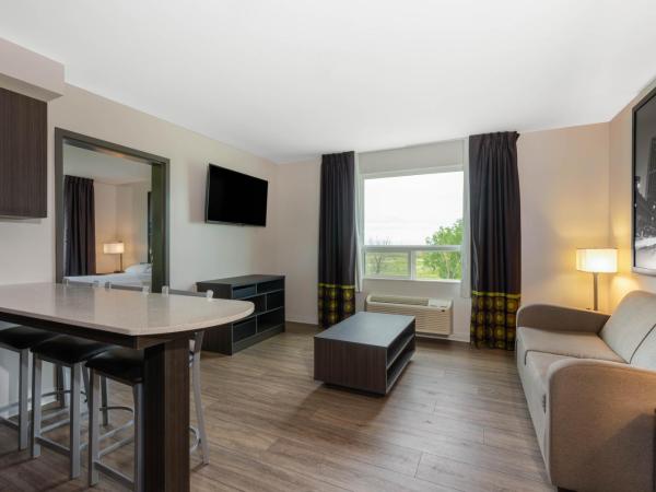 Super 8 by Wyndham Winnipeg East MB : photo 3 de la chambre 1 king bed, one bedroom, efficiency room, non-smoking