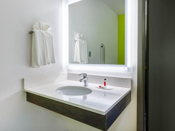Super 8 by Wyndham Winnipeg East MB : photo 4 de la chambre chambre lit king-size - accessible aux personnes à mobilité réduite