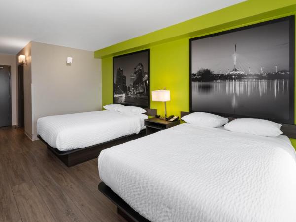 Super 8 by Wyndham Winnipeg East MB : photo 5 de la chambre efficiency queen room with two queen beds and shower only - non-smoking