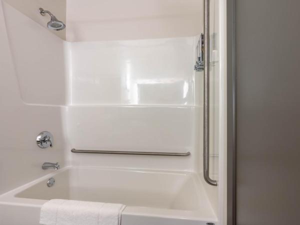 Super 8 by Wyndham Winnipeg East MB : photo 7 de la chambre chambre 2 lits queen-size - non-fumeurs