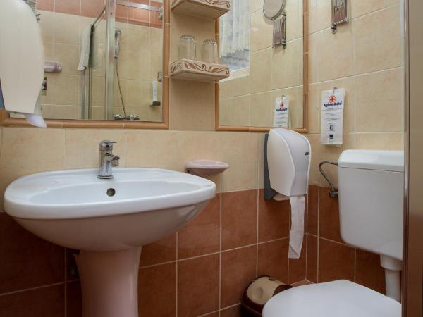 Illés Hotel : photo 8 de la chambre chambre familiale