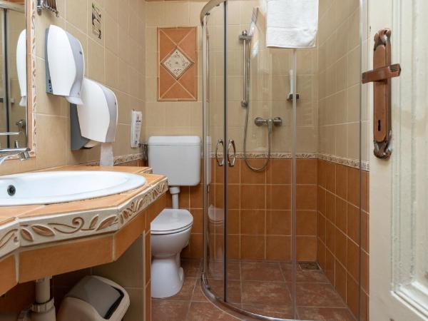 Illés Hotel : photo 7 de la chambre chambre lits jumeaux spacieuse