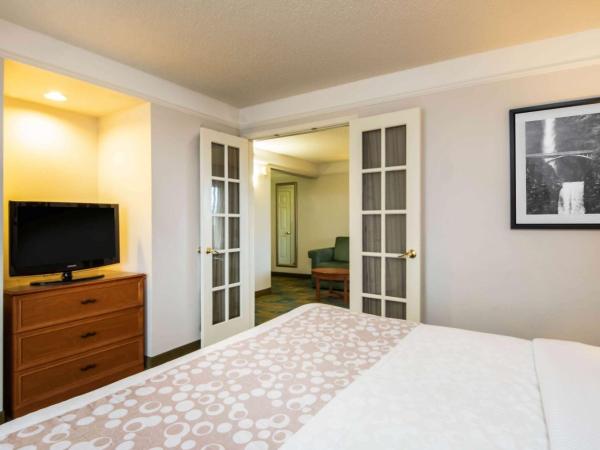 La Quinta by Wyndham Colorado Springs South Airport : photo 5 de la chambre suite lit king-size - vue sur piscine - non-fumeurs