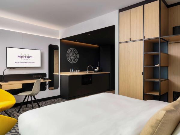 Mercure Warszawa Ursus Station : photo 2 de la chambre room with one queen bed and sofa
