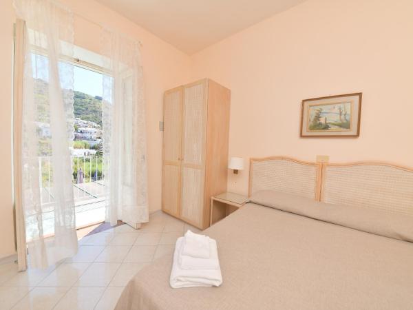 Hotel Maremonti : photo 2 de la chambre chambre triple avec balcon