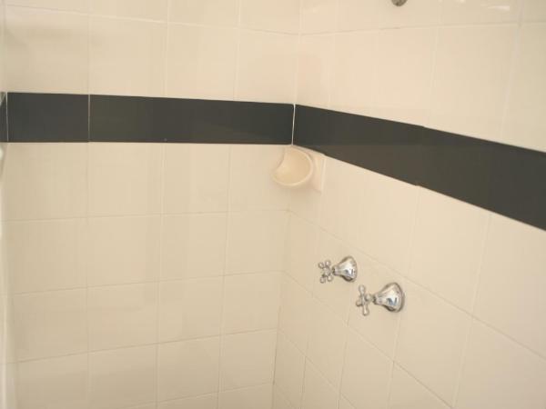 Central Private Hotel : photo 2 de la chambre chambre familiale avec salle de bains privative