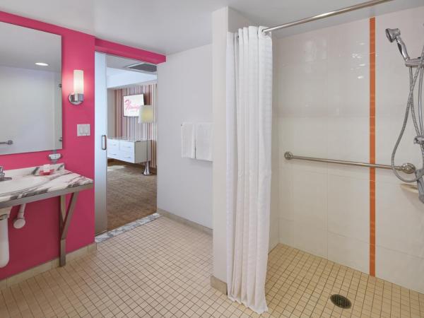 Flamingo Las Vegas Hotel & Casino : photo 2 de la chambre chambre deluxe go avec lit king-size - non-fumeurs - douche accessible en fauteuil roulant