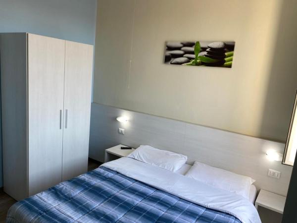 Hotel Kennedy : photo 6 de la chambre chambre double avec salle de bains commune