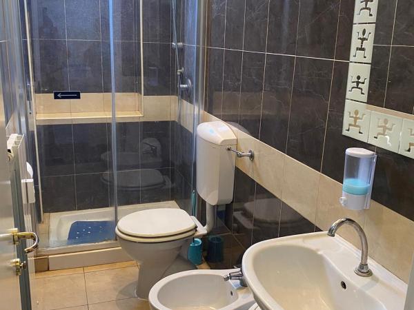 Hotel Kennedy : photo 3 de la chambre chambre quadruple avec salle de bains commune