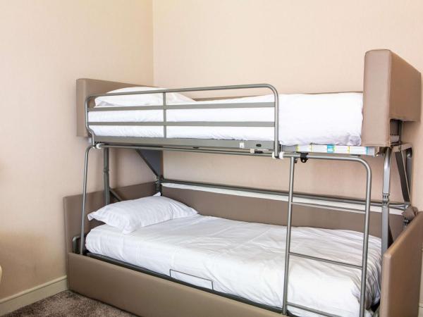 Hôtel Le Maxime - Best Western Signature Collection : photo 2 de la chambre chambre familiale avec lit queen-size et lits superposés