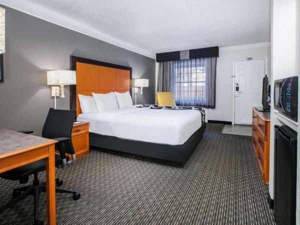 La Quinta Inn by Wyndham Dallas Uptown : photo 5 de la chambre chambre lit king-size avec baignoire - adaptée aux personnes à mobilité réduite - non-fumeurs