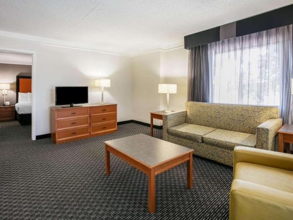 La Quinta Inn by Wyndham Dallas Uptown : photo 4 de la chambre suite lit king-size – non-fumeurs