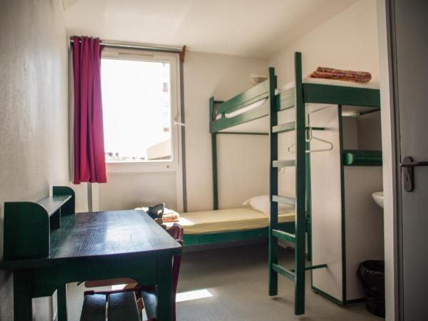Auberge de Jeunesse HI Paris Le d'Artagnan : photo 4 de la chambre chambre lits jumeaux avec douche