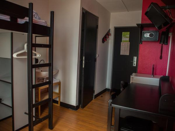 Auberge de Jeunesse HI Paris Le d'Artagnan : photo 1 de la chambre chambre supérieure lits jumeaux avec douche