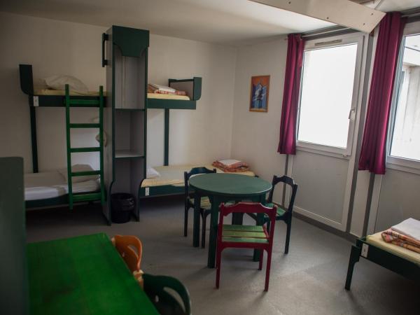 Auberge de Jeunesse HI Paris Le d'Artagnan : photo 4 de la chambre lit dans dortoir féminin de 5 lits
