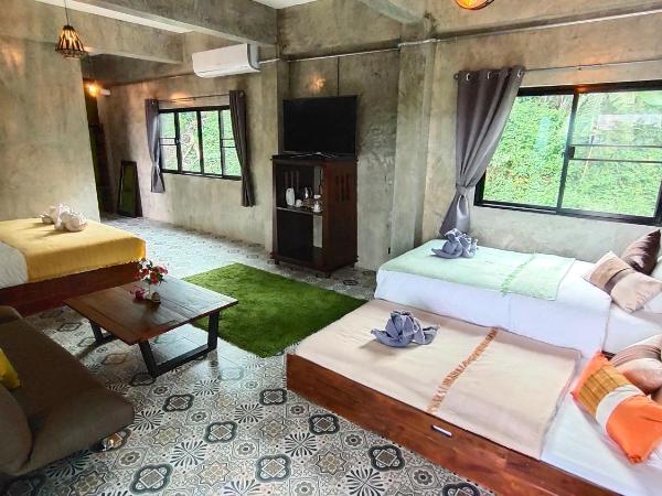 บ้านภูคำฟ้า ดอยปู่ไข่ Baan Phu Kham Fah : photo 1 de la chambre chambre double ou lits jumeaux avec terrasse