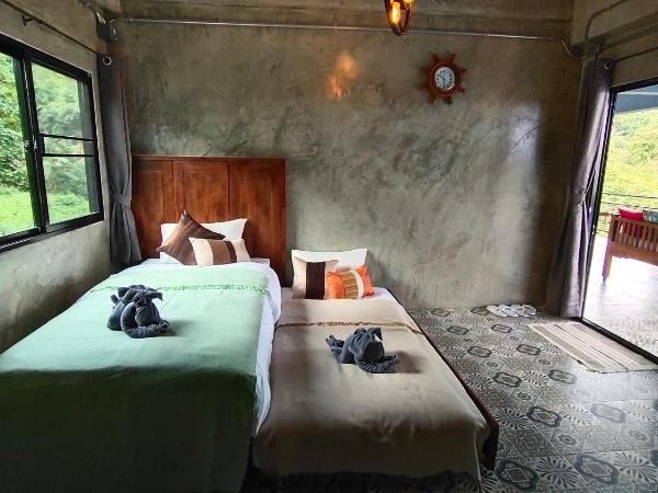 บ้านภูคำฟ้า ดอยปู่ไข่ Baan Phu Kham Fah : photo 4 de la chambre chambre double ou lits jumeaux avec terrasse