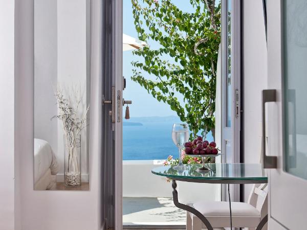 Katikies Villa Santorini - The Leading Hotels Of The World : photo 8 de la chambre  chambre double villa avec jacuzzi extérieur