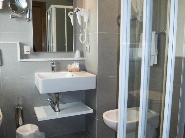 Yes Hotel Touring & SPA : photo 7 de la chambre lateral sea view classic double room with balcony and pool access