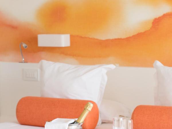 Hotel Restaurant La Vague de Saint Paul : photo 1 de la chambre suite avec terrasse - vue sur piscine